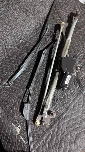 24004498 Chevrolet 1999-2002 Silverado Sierra Windshield Wiper Motor With Linkage And Arms Oem