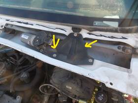 Gmc Ac09f4470 2004 Sierra Windshield Wiper Motor Mount Bracket Oem - Under Cowl