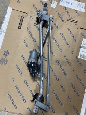 8511008050 Toyota 2021 - 2024 Sienna Front Windshield Wiper Linkage With Motor Oem