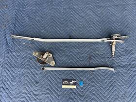 4001247 Volvo 1986-1993 240 244 245 Front Windshield Wiper Linkage Oem #4127em
